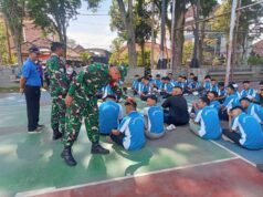 Babinsa Kodim 1626/Bangli Bentuk Karakter Siswa Lewat Latihan PBB di SMKN 1 Bangli