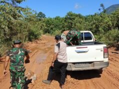 Babinsa Koramil 1203-01/Nanga Tayap Bersama Forkopincam Gelar Kerja Bakti Perbaiki Jalan di Desa Nanga Tayap