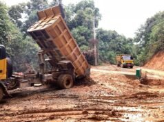 Satgas TMMD 126 dan Warga Desa Tonggauna Bersinergi Laksanakan Penimbunan Jalan Sepanjang 10,5 Km