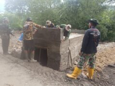 Gotong Royong Satgas TMMD 126 dan Warga Desa Alaha dalam Pembuatan Lening Deker 1