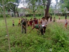 Babinsa Jajaran Kodim 1620/Loteng Kawal Pengukuran Lahan Lokasi Pembangunan Koperasi Merah Putih