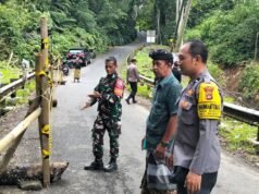 Babinsa Desa Susut Bersama Bhabinkamtibmas Pasang Police Line di Lokasi Longsor Bahu Jembatan