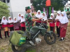 Babinsa Koramil 05/Panga Ajak Siswa SD Negeri 1 Panga Gemar Membaca Lewat Program Motor Pintar