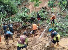 Bersihkan Material Longsor, Babinsa Koramil 1003-02/Padang Batung Pelopori Gotong Royong