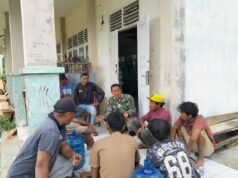 Babinsa Koramil 09/Samatiga Serda Haswin Pranoto Laksanakan Komsos Bersama Pemuda Desa Suak Timah: Bangkitkan Semangat Bela Negara dan Kepedulian Sosial