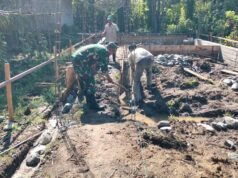 Patut Dicontoh, Babinsa Koramil 04/Meureubo Bantu Warga Bangun Kios Kelontong Hidupkan Roda Perekonomian