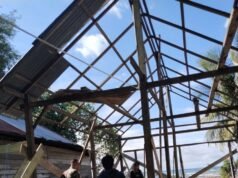 Babinsa Koramil 08 Ranteangin Bantu Warga Pasang Seng Rumah, Wujud Kepedulian TNI di Tengah Masyarakat