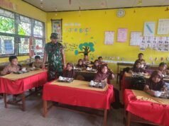 Babinsa Kodim 1420/Sidrap Dukung Penuh Program Pemerintah, Dampingi Distribusi Makanan Bergizi Gratis untuk Pelajar