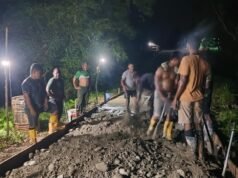 Larut Malam Bukan Halangan, TNI dan Warga Waropko Tetap Kompak Lanjutkan Pengecoran Jalan