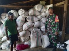 Babinsa Koramil 1612-02/Reok: Kawal Stok Beras, Jalin Silaturahmi Hangat di Desa Salama