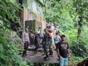 Babinsa Desa Bangbang Lakukan Pencarian Intensif Warga Lansia yang Hilang di Tengah Hujan