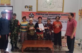 Babinsa Siakin Kembali Hadir dalam Penyaluran BLT Dana Desa, Bantu Masyarakat Kurang Mampu