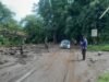 Sinergi TNI-Polri Dukung Pembersihan Jalan Pasca Lahar Dingin di Wulanggitang