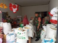 Babinsa Koramil 04/Watang Pulu Pantau Stabilitas Harga Bahan Pokok di Pasar Lawawoi Sidrap