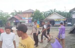 Koramil 1005-05/Mandastana Fokuskan Karya Bakti pada Kebersihan Pasar dan Saluran Air di Kecamatan Mandastana