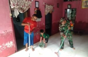 Babinsa Koramil 0105-10/Woyla Barat Bantu Warga Bersihkan Rumah Pasca Banjir di Blang Luah
