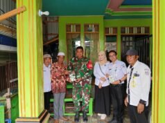 TNI Hadir Bantu Atasi Stunting: Babinsa Babirik Bagikan Telur Tambah Gizi