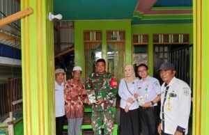 TNI Hadir Bantu Atasi Stunting: Babinsa Babirik Bagikan Telur Tambah Gizi