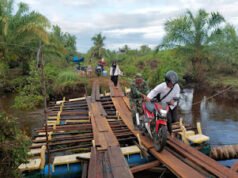 Personel Jajaran Korem 012/TU Sigap Bantu Warga Menyeberang di Titik Rawan Singkil