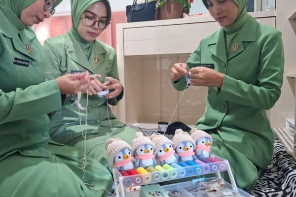 dr. Zuhria Novianty, Sp.P.K., istri dari Letkol Inf. Benu Supriyantoko yang tergabung dalam Persit Kartika Chandra Kirana Cabang I Sintelad PG Mabesad