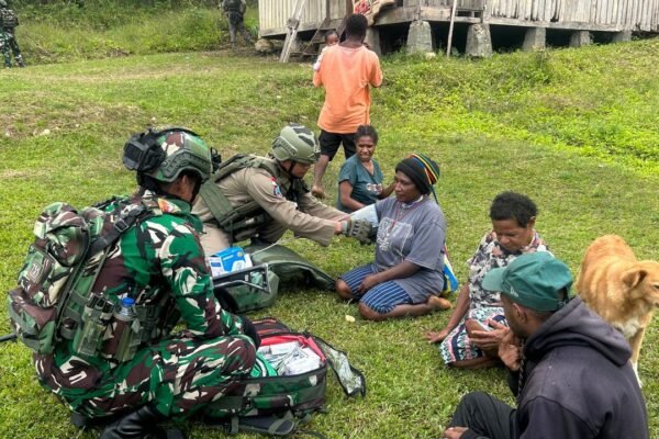 Pos Okpol Yonif 751/VJS dan Pos Brimob RRI menyusuri area kampung sambil berinteraksi langsung dengan masyarakat