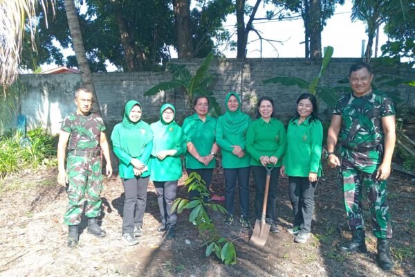 Persit Cabang LXII Kodim 1310/Bitung Koorcab Rem 131 PD XIII/Merdeka melaksanakan kegiatan pembersihan lingkungan dan penanaman pohon