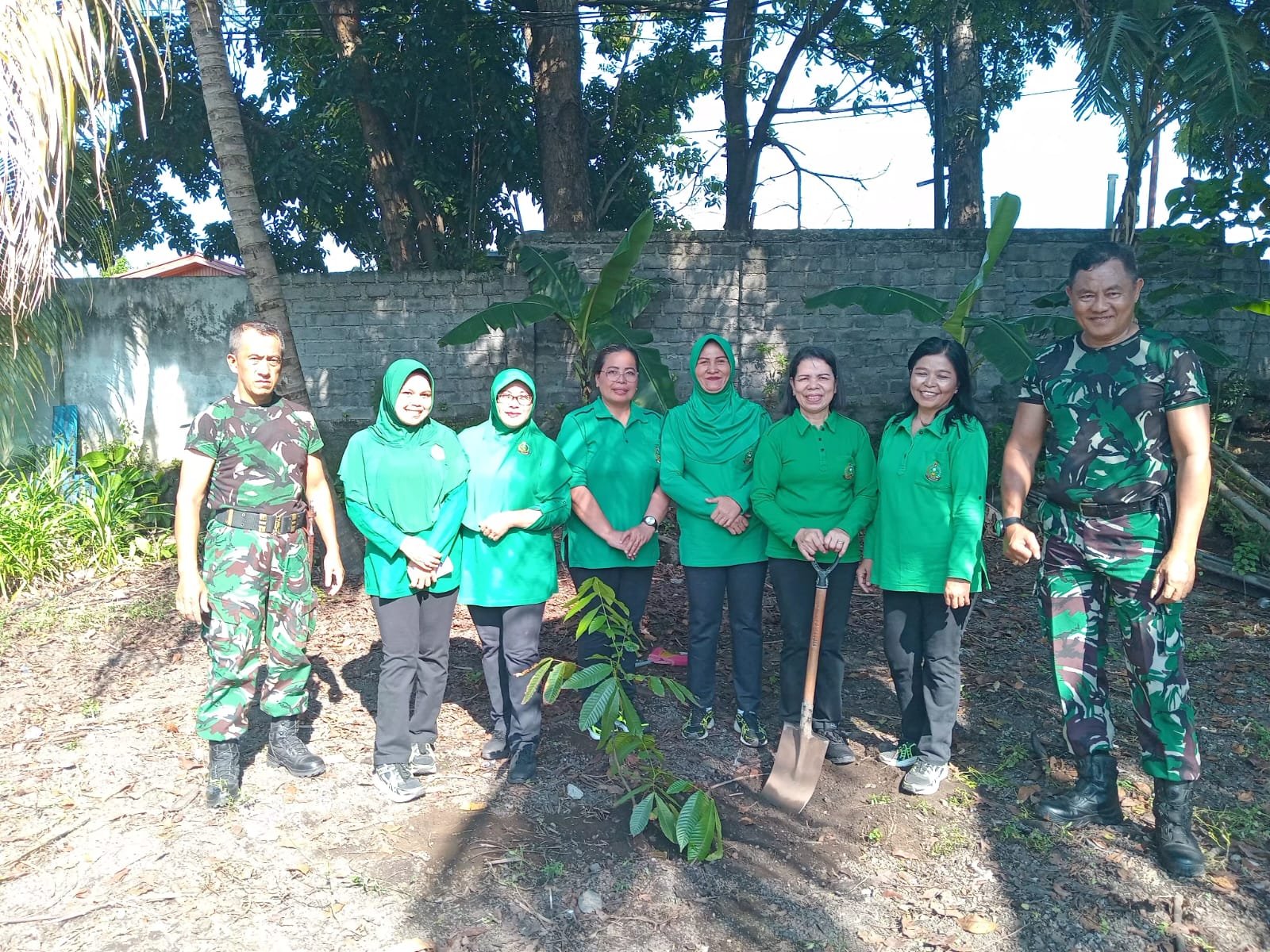 Persit Cabang LXII Kodim 1310/Bitung Koorcab Rem 131 PD XIII/Merdeka melaksanakan kegiatan pembersihan lingkungan dan penanaman pohon