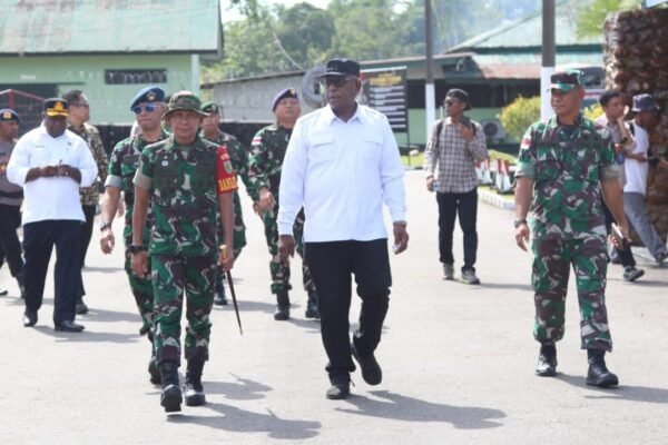 Kehadiran Bupati Mimika dalam upacara pembukaan TMMD Ke-128 disambut langsung oleh Dansatgas TMMD dari Kodim 1710/Mimika