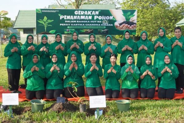 Persit Kartika Chandra Kirana Cabang XLI Kodim 1015/Sampit Bersama Persit Koorcab Rem 102/Pjg melakukan aksi nyata pelestarian alam