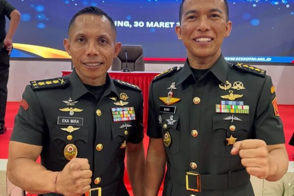 Kolonel Inf. Eka Wira Dharmawan bersama Kolonel Inf. Boni Berdian Philiang