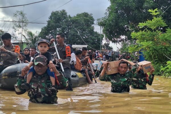 Anggota Kodim 1417/Kendari bersama Tim SAR membatu warga terdampak banjir