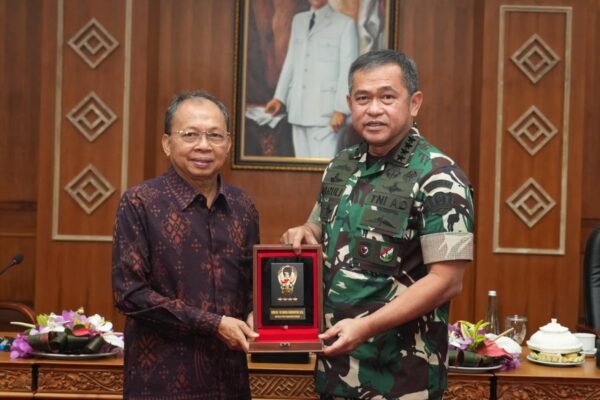 Kepala Staf Angkatan Darat (Kasad) Jenderal TNI Maruli Simanjuntak, M.Sc., bersama Gubernur Bali I Wayan Koster