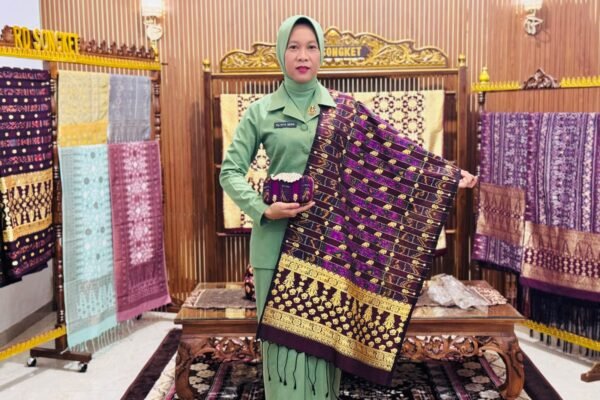 Persit sedang mengenakan kain songket palembang berbahan sutra dan katun
