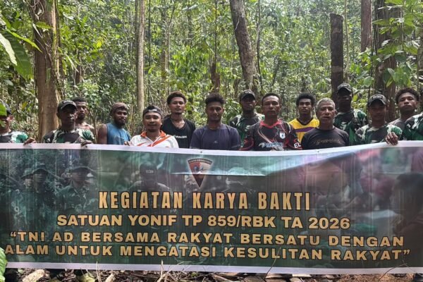 Prajurit Yonif TP 859/RBK Ajak Masyarakat Bergotong Royong untuk Gereja