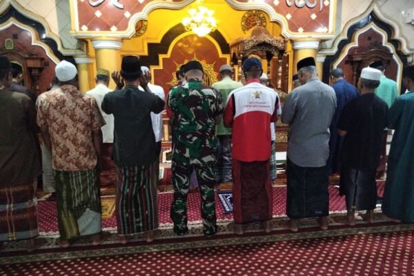 Babinsa Kodim 1420/Sidrap Menggelar Sholat Subuh untuk Rangkul Warga