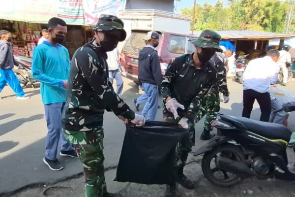 Kodim 1612/Manggarai Inisiasi Program Kebersihan Pasar Ruteng Bersama Masyarakat