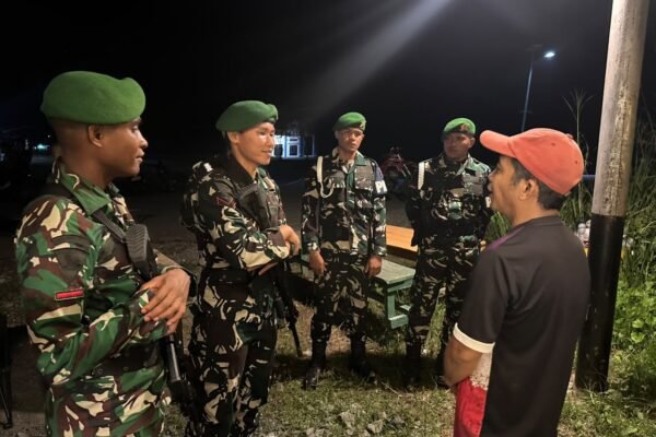 Yonif TP 921/Alang Impang Laksanakan Patroli Malam Demi Keamanan Desa