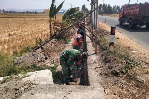 Babinsa dan Petugas PU Bersinergi Ciptakan Saluran Air Bersih di Cirociroe