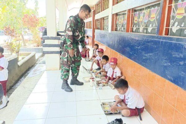 Babinsa Dukung Kegiatan Makan Bergizi Gratis untuk Siswa SD Amparita