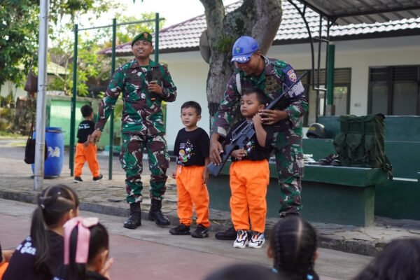 Anak-anak TK Gema Santi Belajar Cinta Tanah Air di Markas TNI