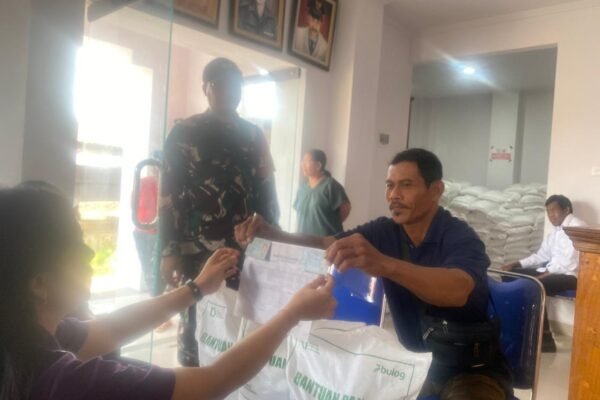 Warga Timuhun Sambut Hangat Distribusi Beras Pangan Bersama TNI
