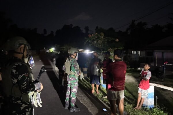 Prajurit Yonif TP 859/RBK Gelar Patroli Edukasi Karhutla untuk Warga Supiori