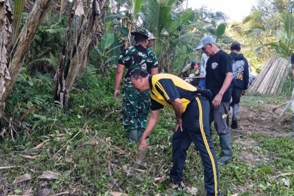 Bersatu Dalam Kebersihan: Persiapan Pembangunan Jalan Oleh Babinsa dan Warga