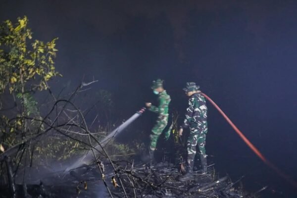 TNI Aktif Lakukan Pembasahan untuk Menjamin Keamanan Pasca Kebakaran di Sampit
