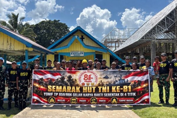 Kolaborasi Yonif TP 859/RBK dan Masyarakat Supiori Bersihkan Lingkungan HUT TNI