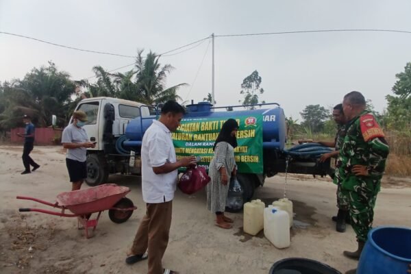 Kodim 1014/Pbn Tunjukkan Kepedulian Melalui Penyaluran Air Bersih di Pasir Panjang