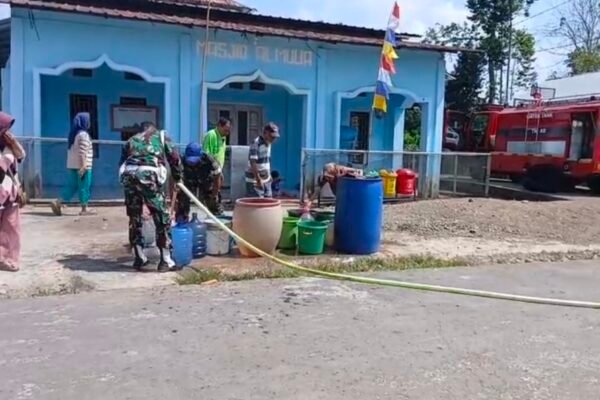Kehadiran Kodim 0405/Lahat dalam Penyaluran Air Bersih kepada Warga