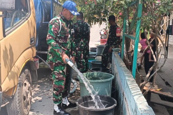 Kepedulian TNI AD Terhadap Masyarakat: Penyaluran Air Bersih di Goeng