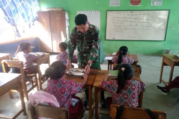 TNI Terjun Langsung Dampingi Distribusi Makanan Bergizi di Sekolah Sidrap