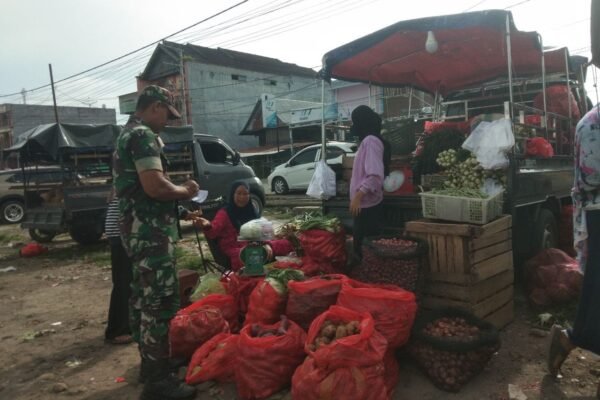 TNI Perhatikan Keamanan Pangan di Pasar Amparita demi Kesejahteraan Masyarakat